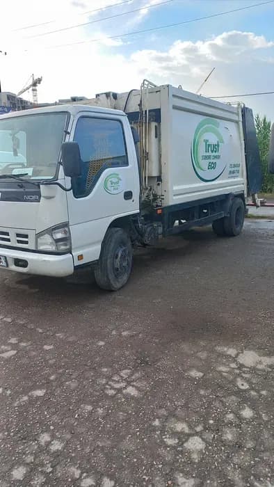 Isuzu NQR image 0