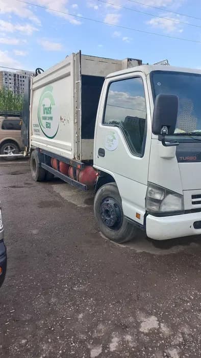 Isuzu NQR image 1