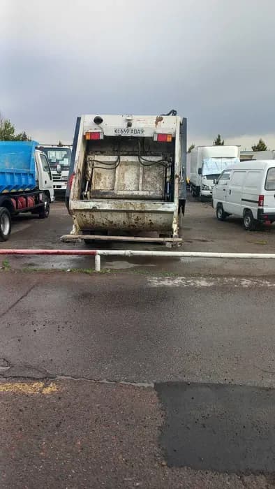 Isuzu NQR image 2