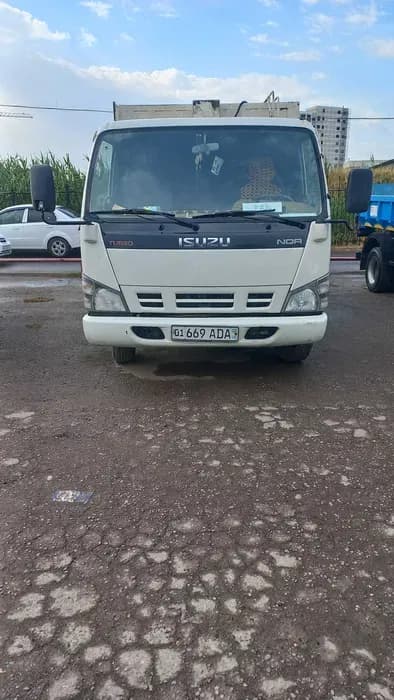Isuzu NQR image 3