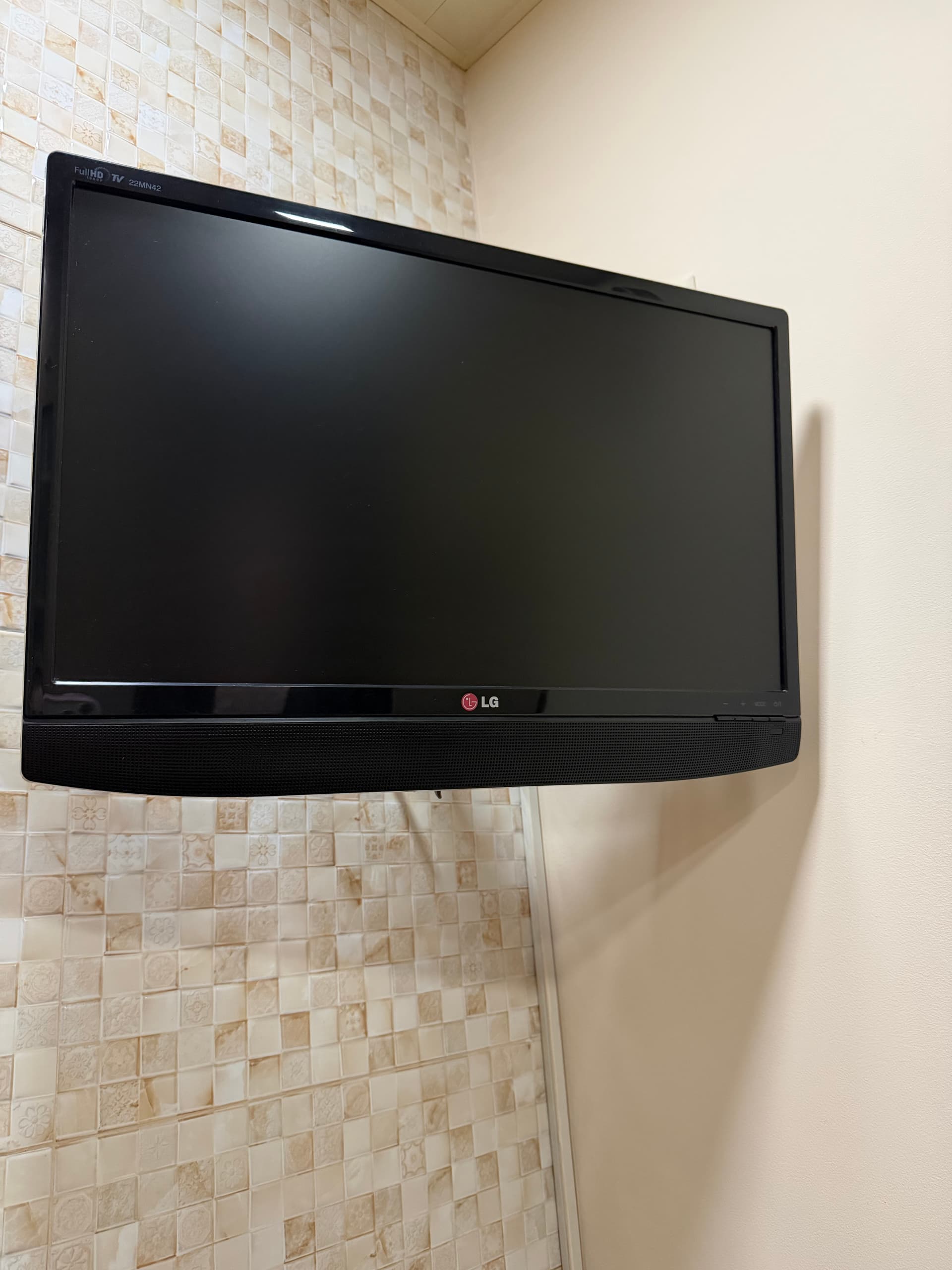Телевизор + кронштейн LG LED 22” Full HD в отличном состоянии image 1