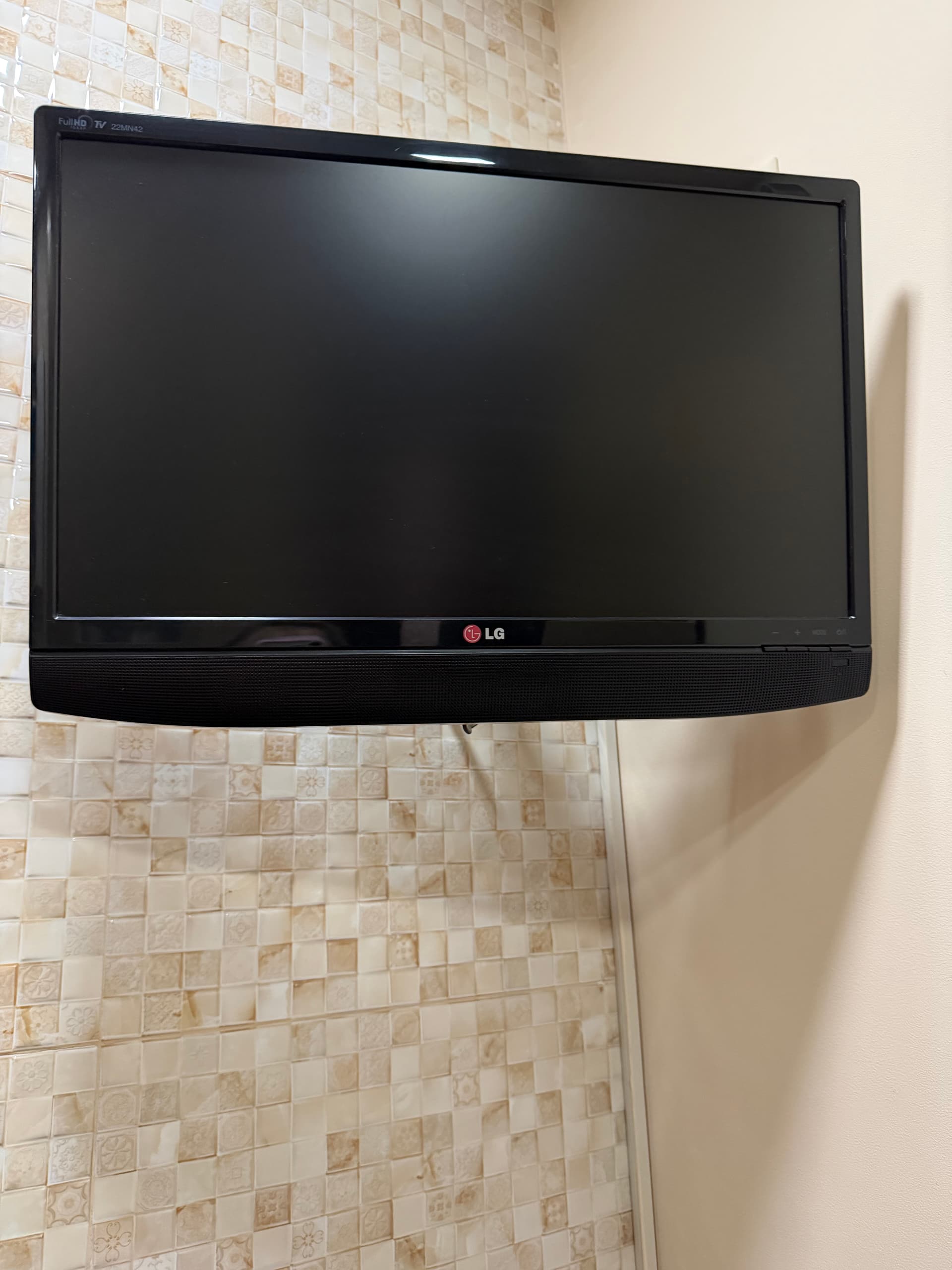 Телевизор + кронштейн LG LED 22” Full HD в отличном состоянии image 0