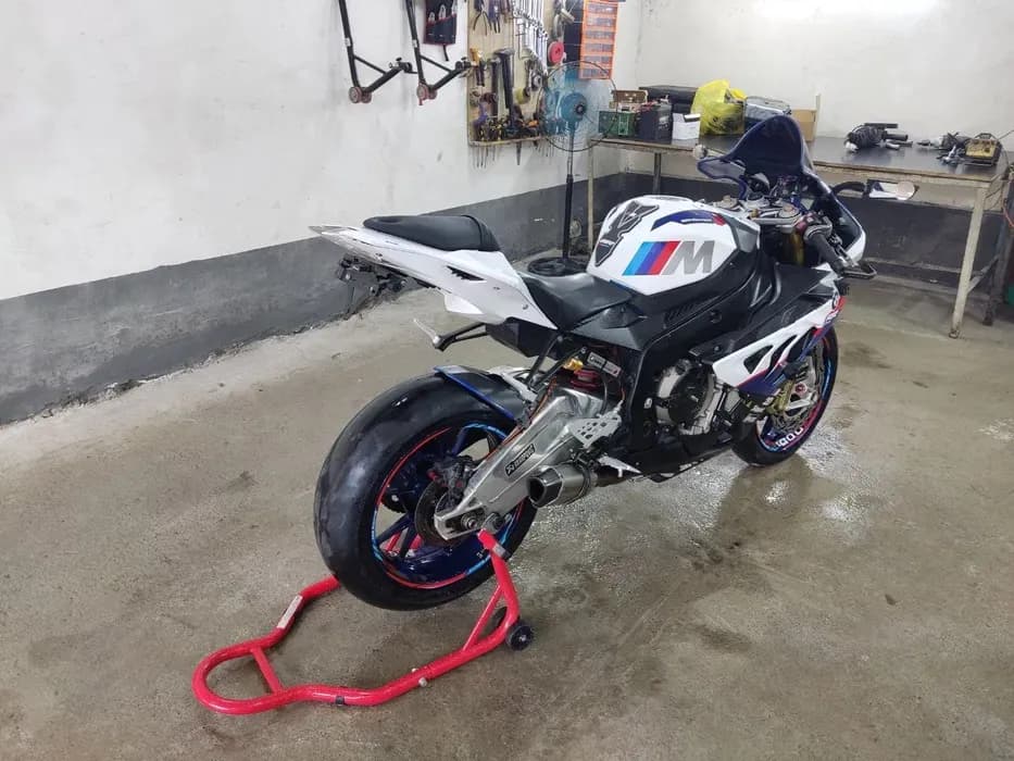 BMW S1000RR image 1