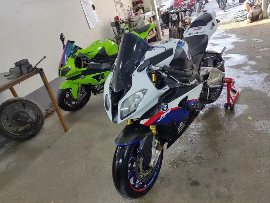 BMW S1000RR image 3