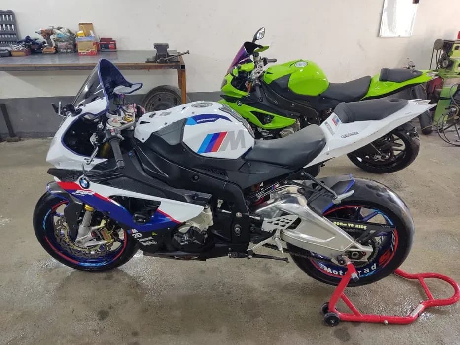 BMW S1000RR image 4