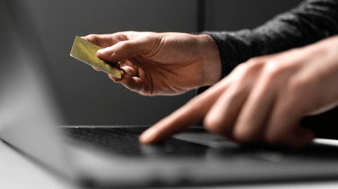Blog card: How not to fall for scammers when shopping online?