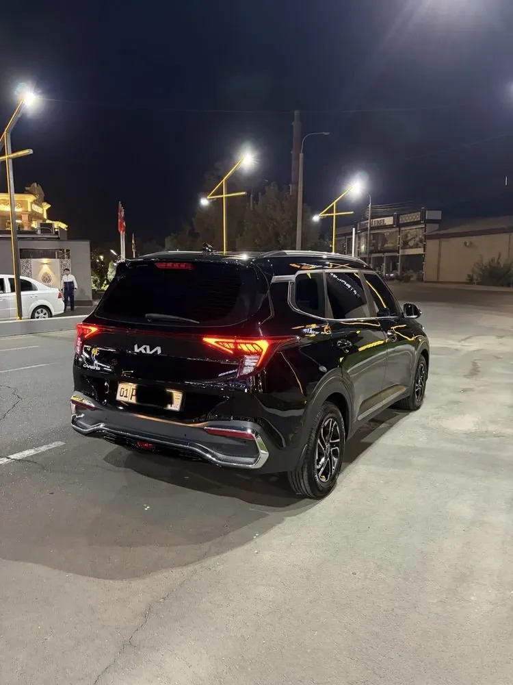 Kia Carens image 1