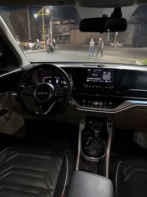 Kia Carens image 3 blur bg