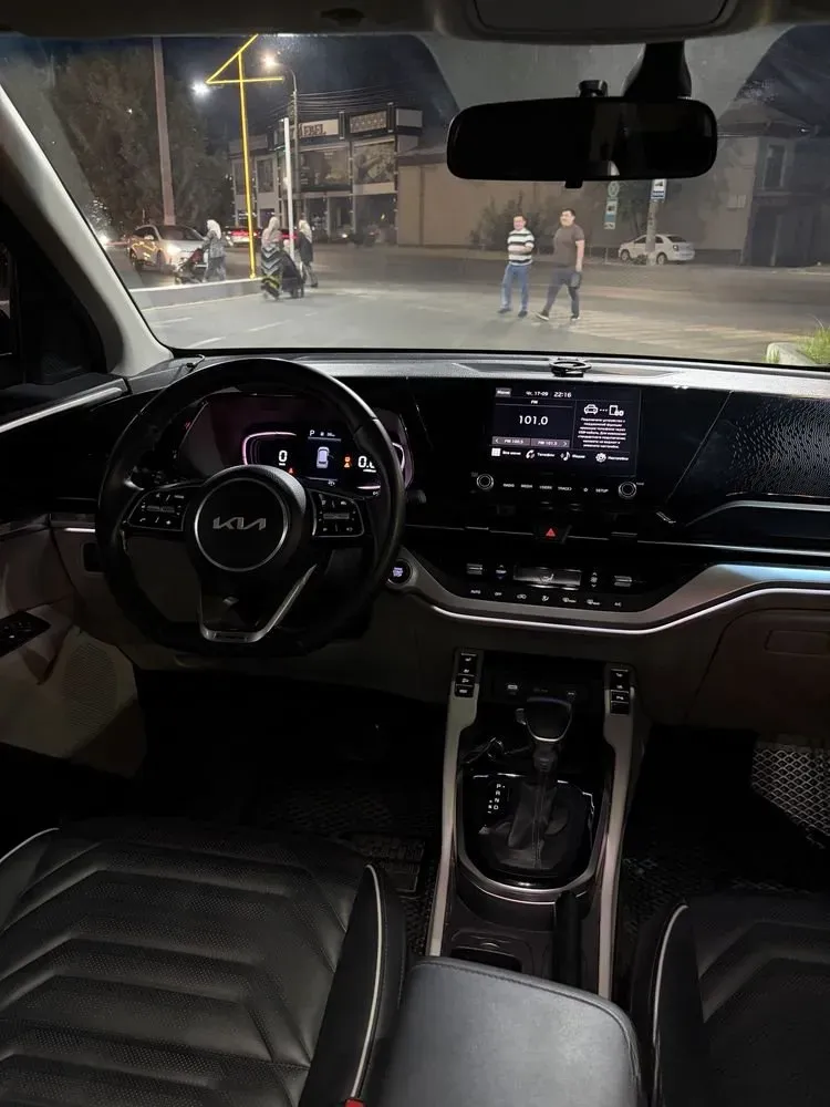 Kia Carens image 3