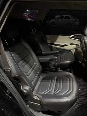Kia Carens image 4 blur bg