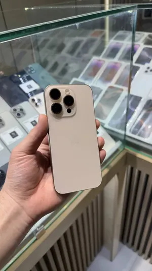 Apple iPhone 16 Pro Max blur bg