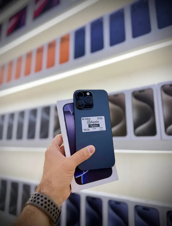 Apple iPhone 16 Pro Max blur bg