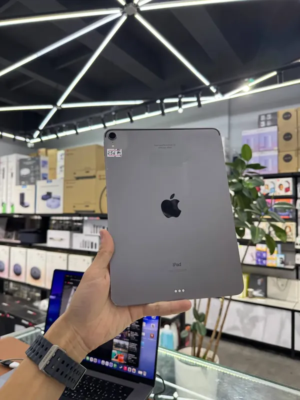 Apple iPad Pro 11 (2018) blur bg