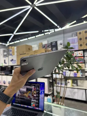 Apple iPad Pro 11 (2018) image 3 blur bg