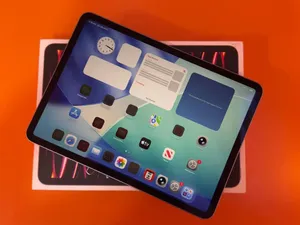 Apple iPad Pro 11 (4th gen) image 1 blur bg
