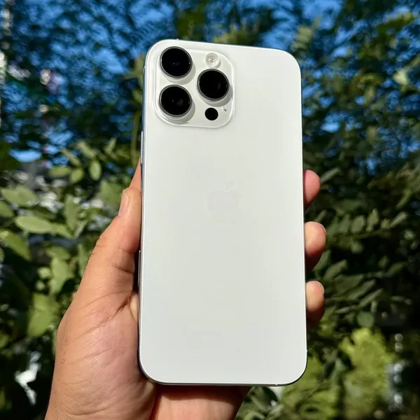 Apple iPhone 16 Pro Max blur bg