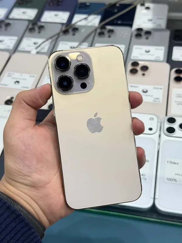 Apple iPhone 13 Pro blur bg
