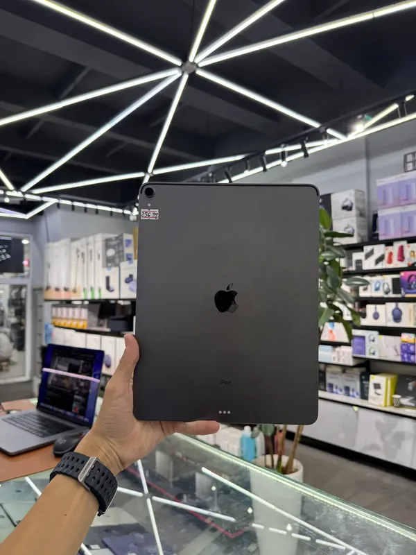 Apple iPad Pro 12.9 (2018) blur bg