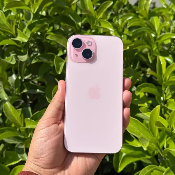Apple iPhone 15 blur bg