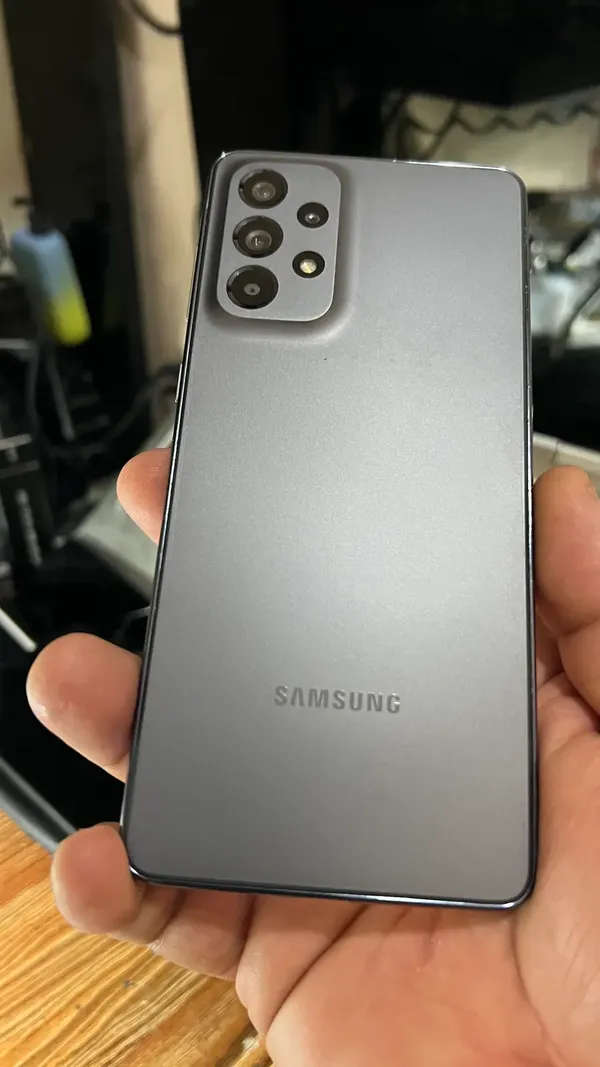 Samsung Galaxy A73 5G blur bg
