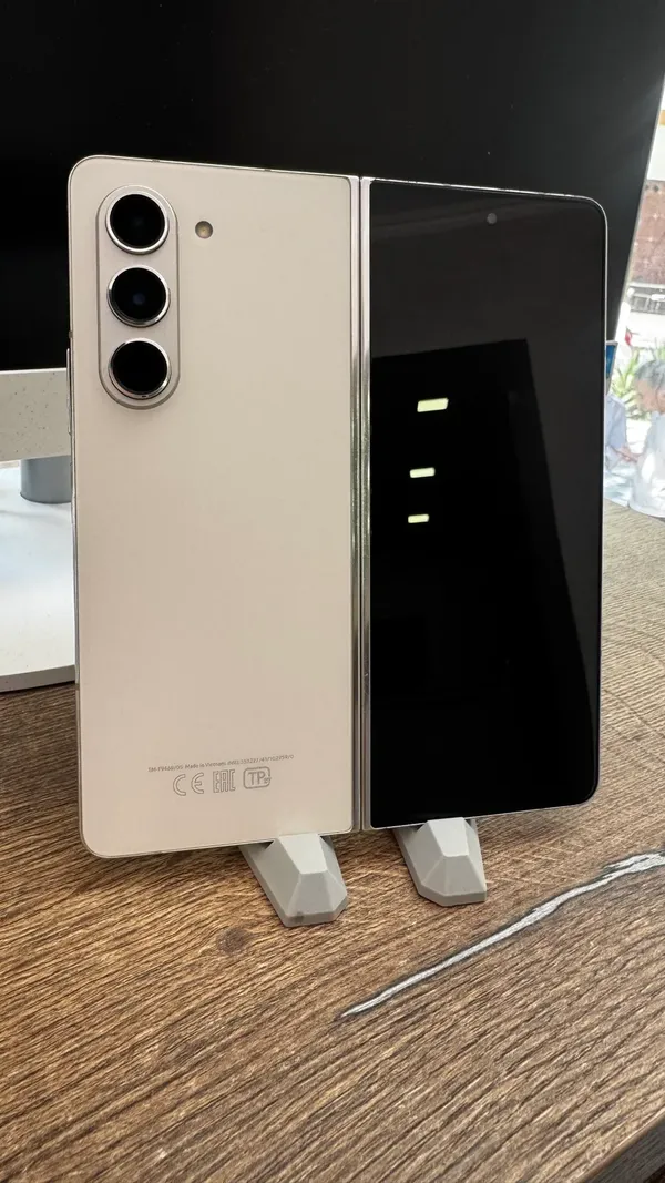 Samsung Galaxy Z Fold5 blur bg