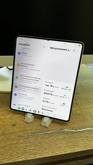 Samsung Galaxy Z Fold5 image 1 blur bg