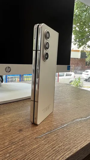 Samsung Galaxy Z Fold5 image 4 blur bg