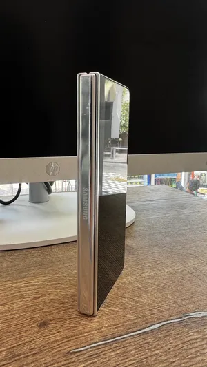 Samsung Galaxy Z Fold5 image 5 blur bg
