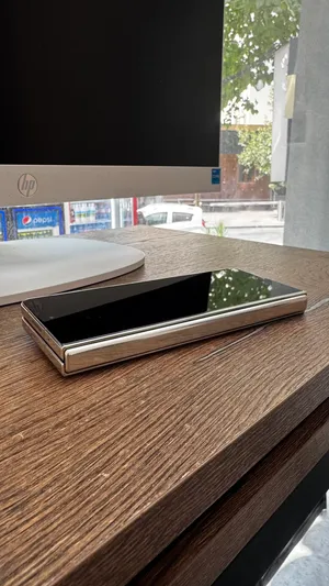 Samsung Galaxy Z Fold5 image 6 blur bg