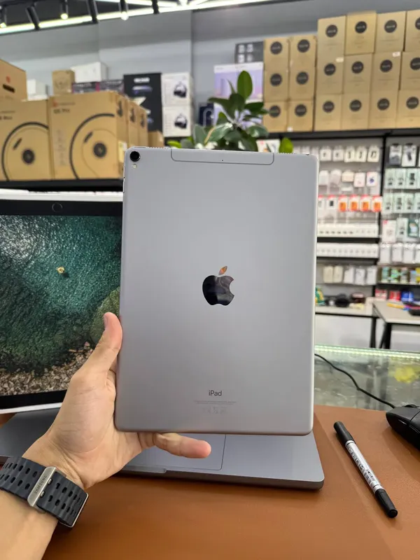 Apple iPad Pro 10.5 blur bg