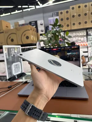 Apple iPad Pro 11 image 2 blur bg