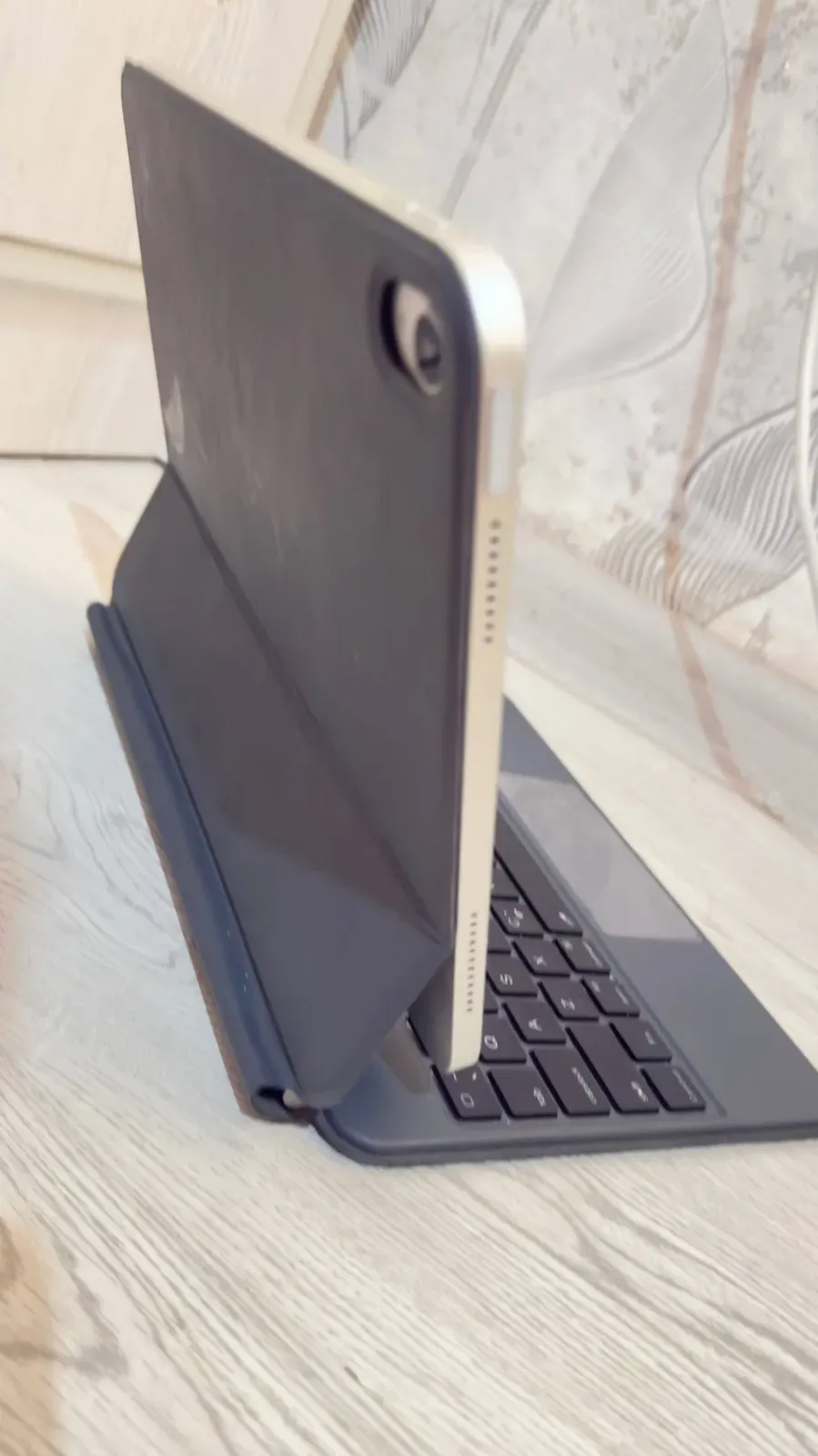 Apple iPad (A16) image 1