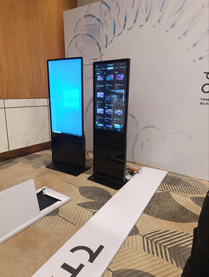 Технология сенсора Info Kiosk Android / Windows Сенсорный дисплей image 2 blur bg