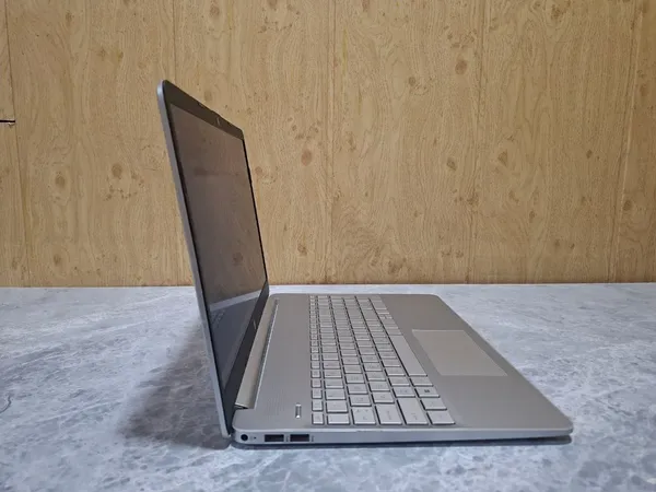 HP Laptop blur bg
