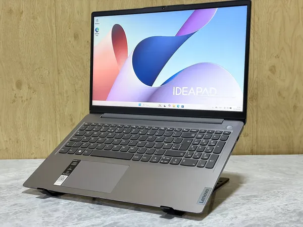 Ноутбук Lenovo blur bg