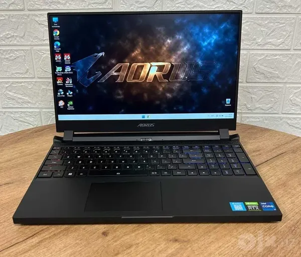 Игровой ноутбук Gigabyte AORUS 5, RTX 3070, 32GB blur bg