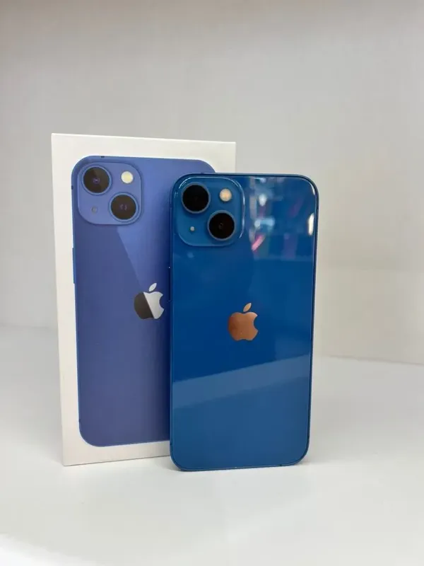 iPhone 13 256GB blur bg