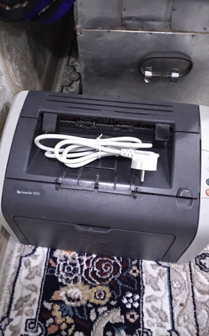 HP LaserJet 1010 image 1 blur bg