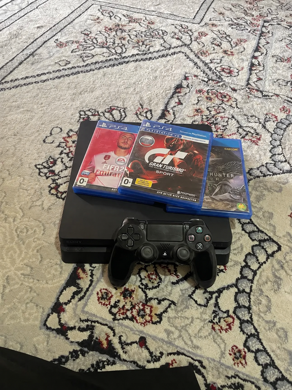 PlayStation 4 Slim 1 ТБ + 3 диска + джойстик blur bg