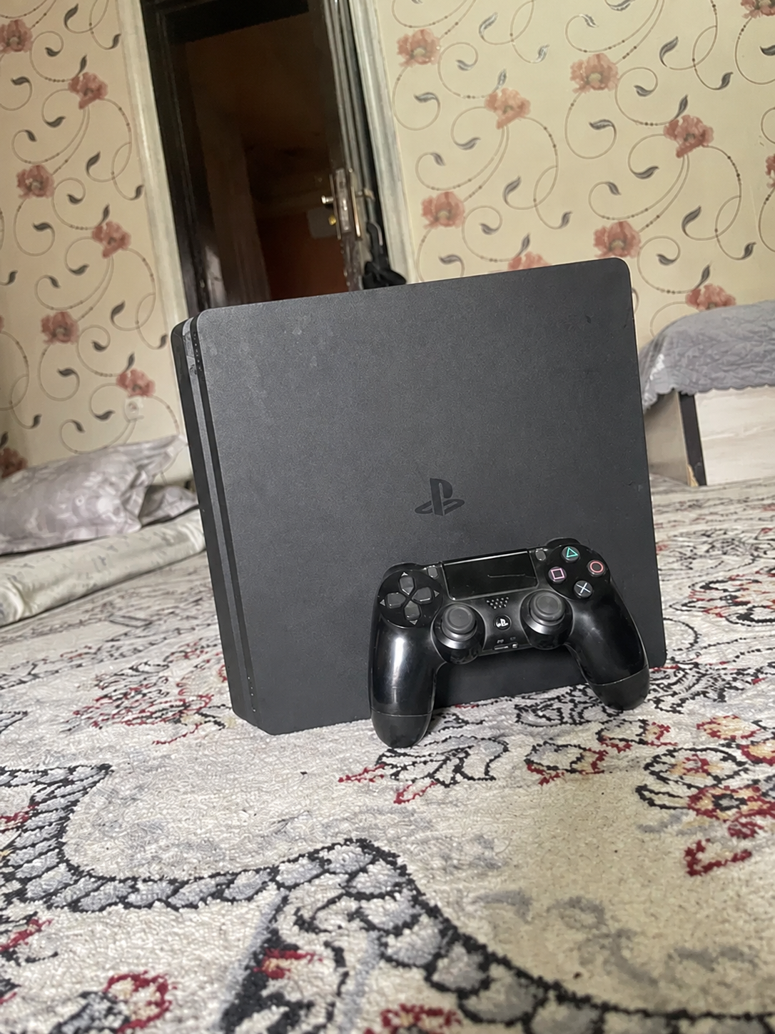 PlayStation 4 Slim 1 ТБ + 3 диска + джойстик 3 PlayStation 4 Slim 1 ТБ + 3 диска + джойстик image 3