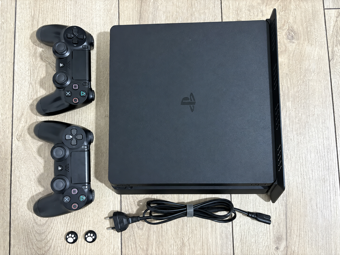 PlayStation 4 Slim 1 ТБ, прошитая, 2 геймпада 0 PlayStation 4 Slim 1 ТБ, прошитая, 2 геймпада image 0