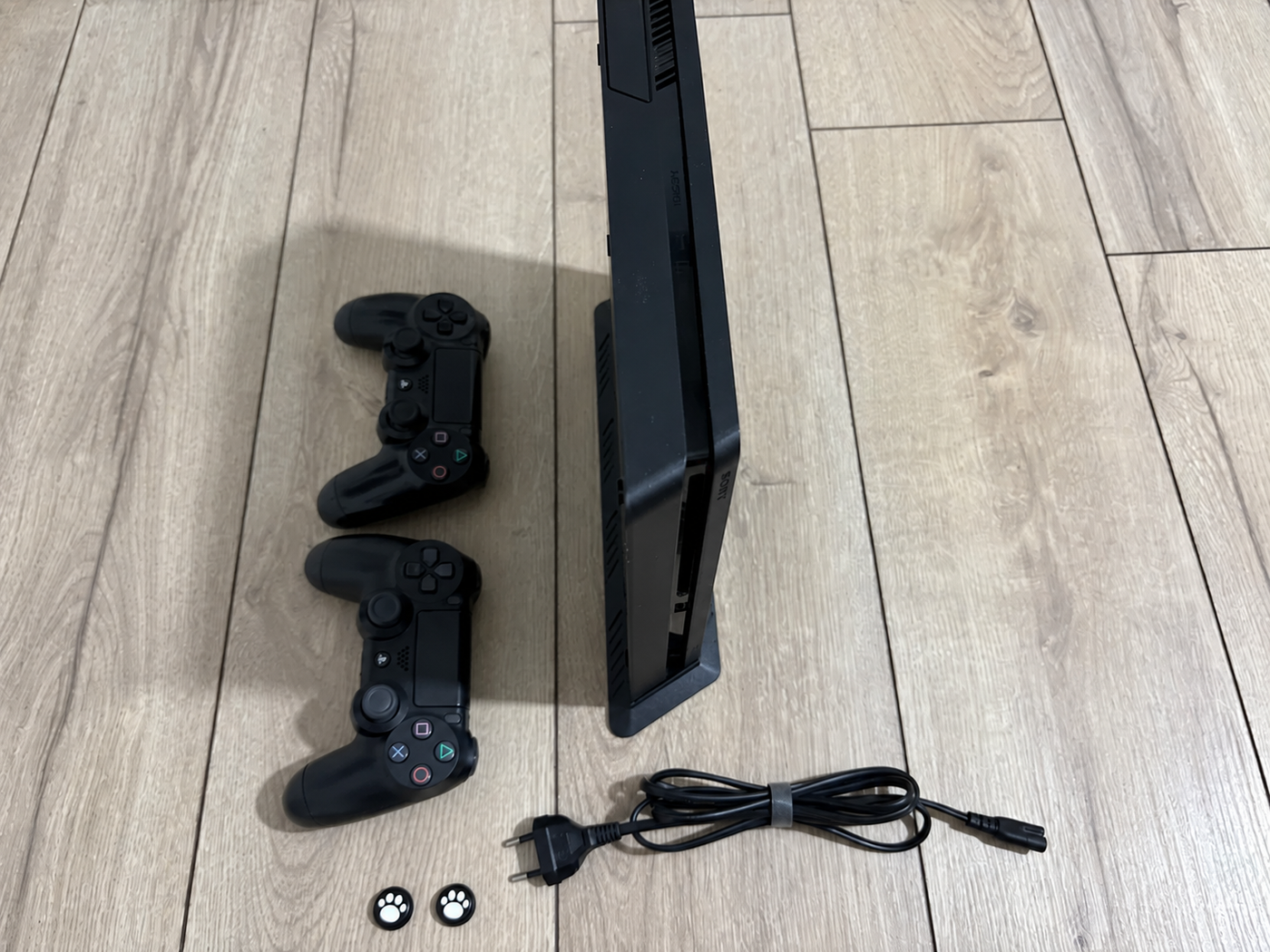 PlayStation 4 Slim 1 ТБ, прошитая, 2 геймпада 1 PlayStation 4 Slim 1 ТБ, прошитая, 2 геймпада image 1