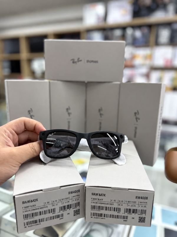 Ray-Ban Meta Wayfarer Matte Black / Polar Gradient Graphite blur bg