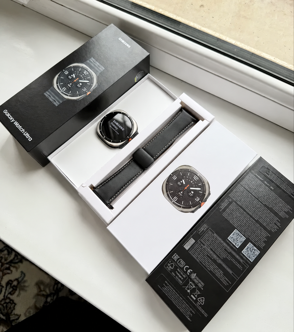 Samsung Galaxy Watch Ultra LTE 47mm blur bg