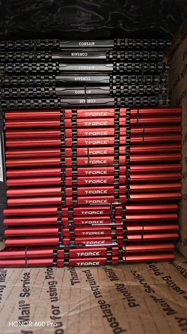 Оперативная память Team T-Force Vulcan Z DDR4 2×8 ГБ 3200 МГц blur bg