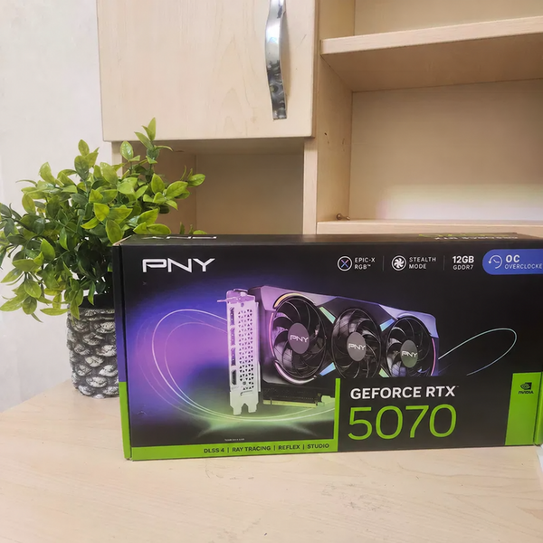Видеокарта PNY GeForce RTX 5070 12 ГБ blur bg