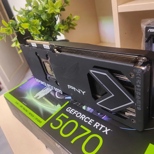 Видеокарта PNY GeForce RTX 5070 12 ГБ image 4 blur bg