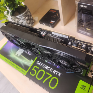 Видеокарта PNY GeForce RTX 5070 12 ГБ image 5 blur bg