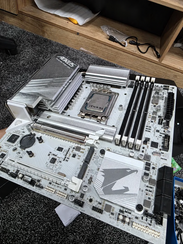 Материнская плата Gigabyte Z790 Aorus + Intel Core i5-12400F blur bg