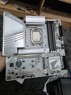 Материнская плата Gigabyte Z790 Aorus + Intel Core i5-12400F image 2 blur bg